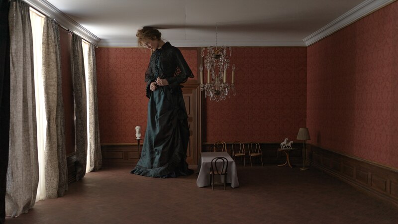 Mujer gigante en una habitación pequeña