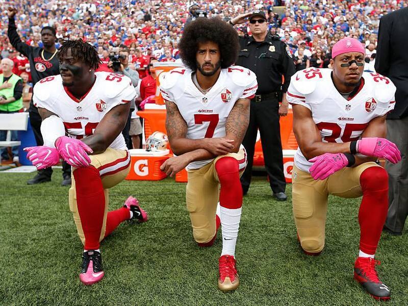 Colin Kaepernick y otros jugadores de la NFL se arrodillan durante el himno nacional en protesta por la injusticia racial