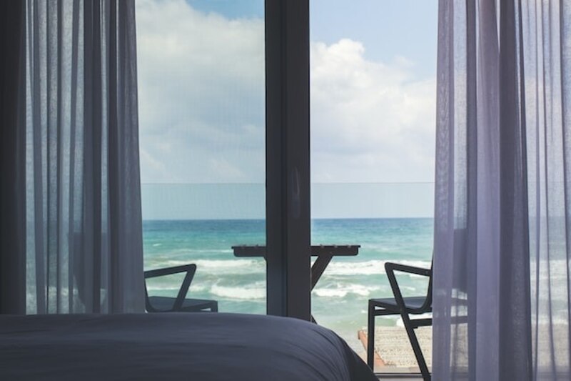 Vista al mar desde la habitación de un hotel