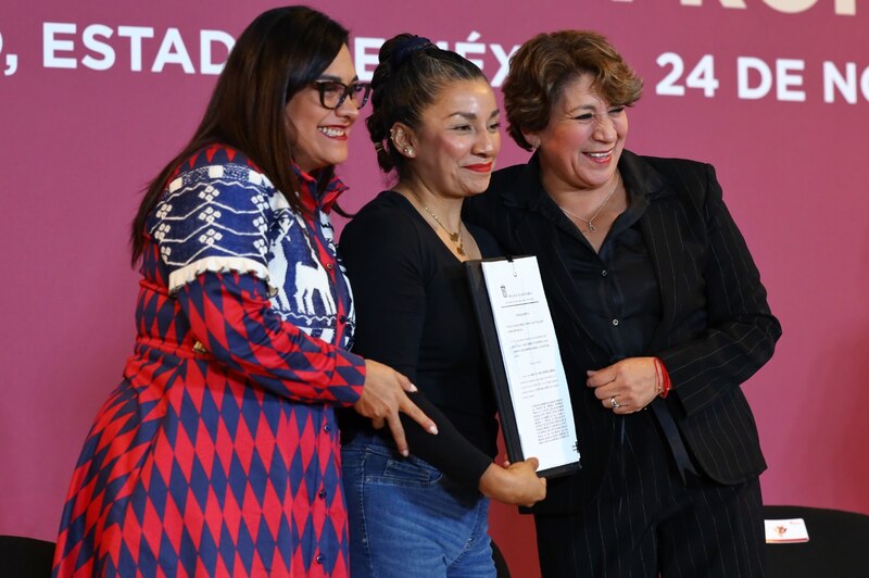 Entrega de reconocimientos a mujeres destacadas