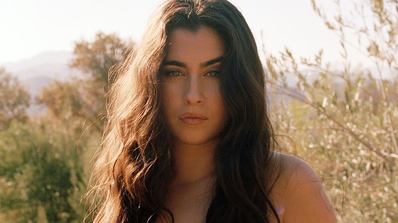 La belleza natural de una mujer joven