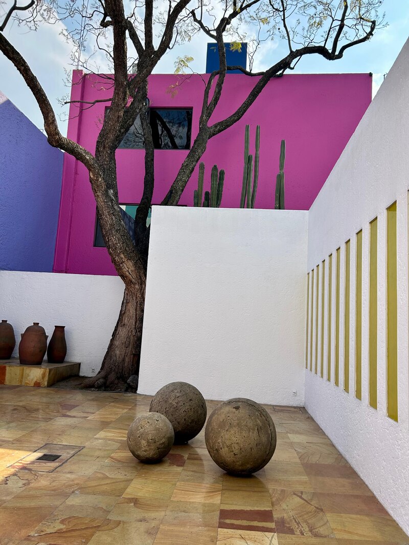 Interior de la Casa Gilardi con luz natural, colores intensos y geometría arquitectónica