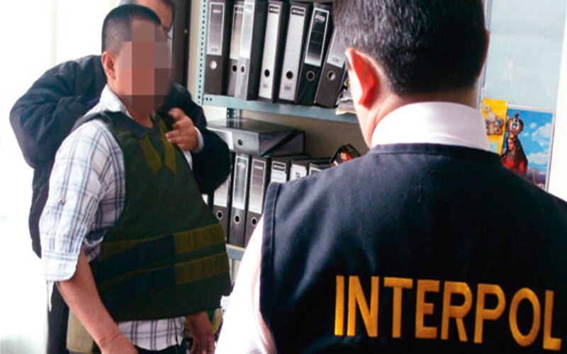 Interpol detiene a un hombre en una oficina