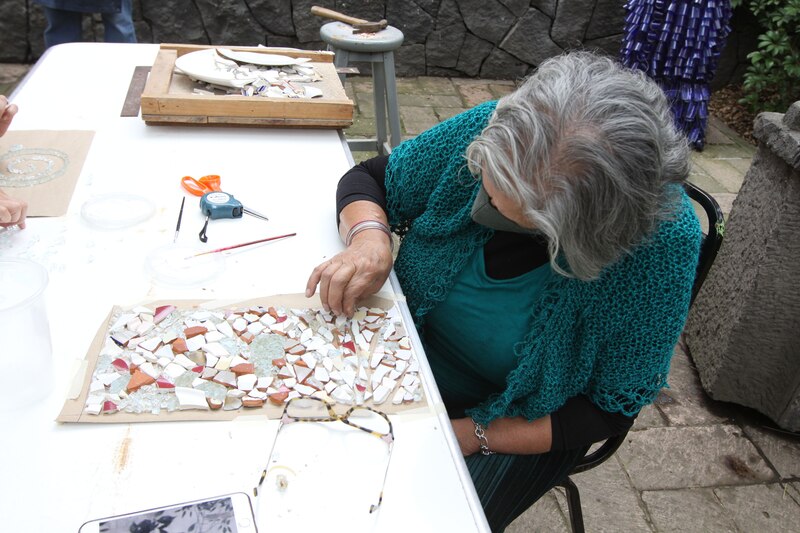 Mujer haciendo un mosaico