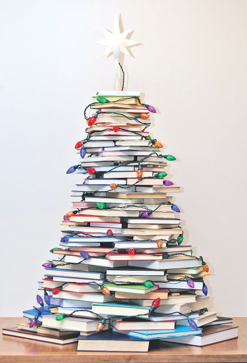 Árbol de Navidad hecho de libros