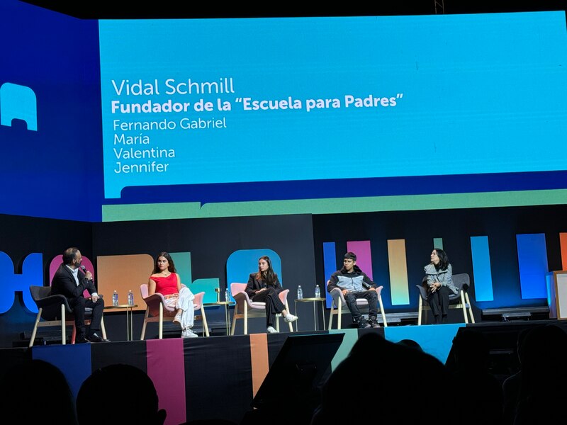 Los estudiantes también participaron en la Cumbre Educativa Summit HABLA 2024; a través de una encuesta presentada en un video, los alumnos expresaron sus opiniones sobre lo que debe cambiar en laes escuelas de México.
En el panel conducido por Vidal Schmill, fundador de la “Escuela para Padres”, señalaron que “a veces los maestros no te dejan preguntar o simplemente dicen, si tienes dudas es porque no no aprendiste bien o porque no pones atención”. Dijeron que la escuela ideal es donde “pueda ser libre y preguntar cualquier tema libremente, sin vergüenza, ni temor a equivocarme”.
Pidieron maestros menos gruñones y con verdadero amor para enseñar; “hay profes que saben mucho, tienen hasta doctorado, pero no saben enseñar y se enojan con nosotros, sin intentar cambiar su manera de enseñar”.
También solicitaron replantyear el valor que se le asigna a los exámanes y las evaluaciones; “una calificación específica como la de los exámenes no define tu inteligenci, ni a ti como persona, ni cómo trabajas en ese o en otro entorno”.