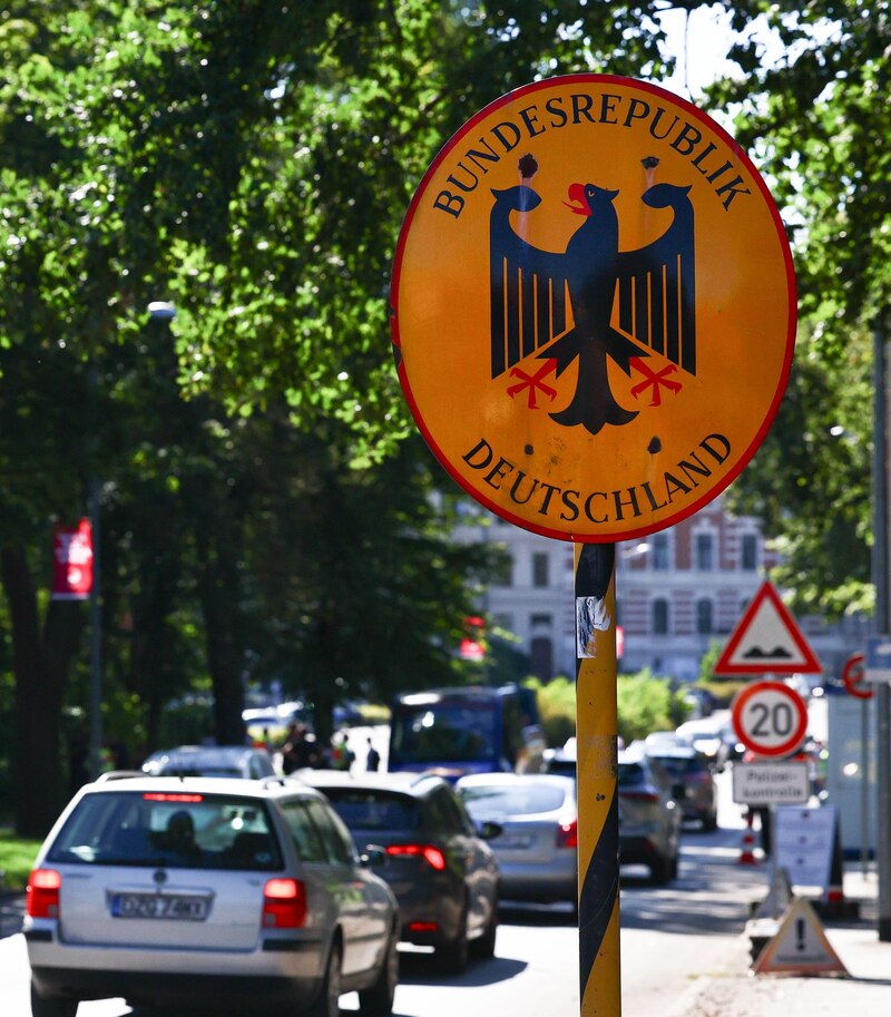Señal de tráfico en la frontera de Alemania