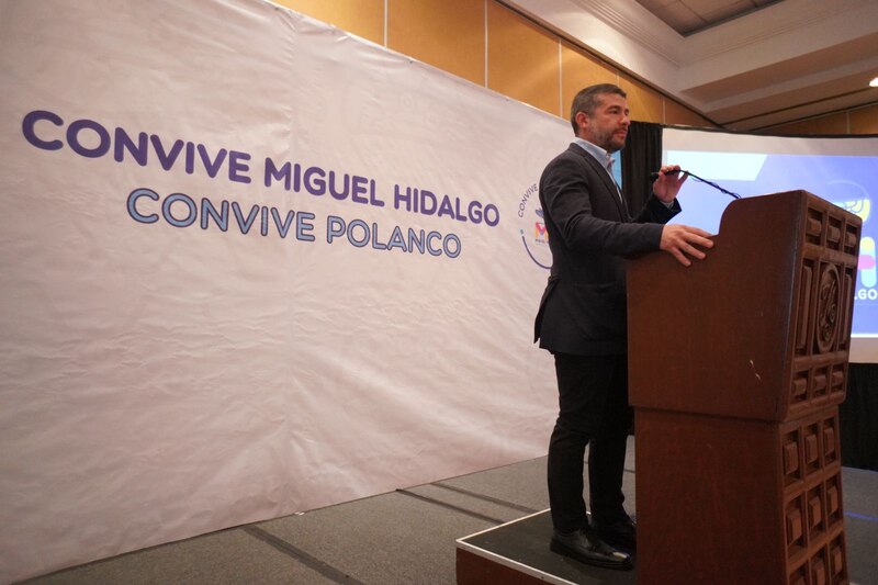 El alcalde de Miguel Hidalgo, Mauricio Tabe, da un discurso durante un evento público.
