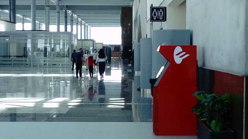 Pasillos de un aeropuerto con personas caminando