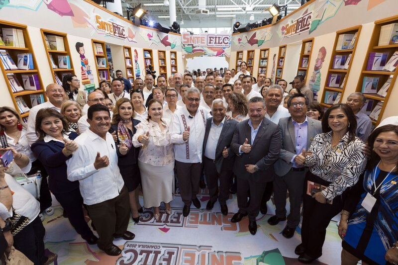 Entrega SNTE uniformes y útiles escolares gratuitos en Coahuila