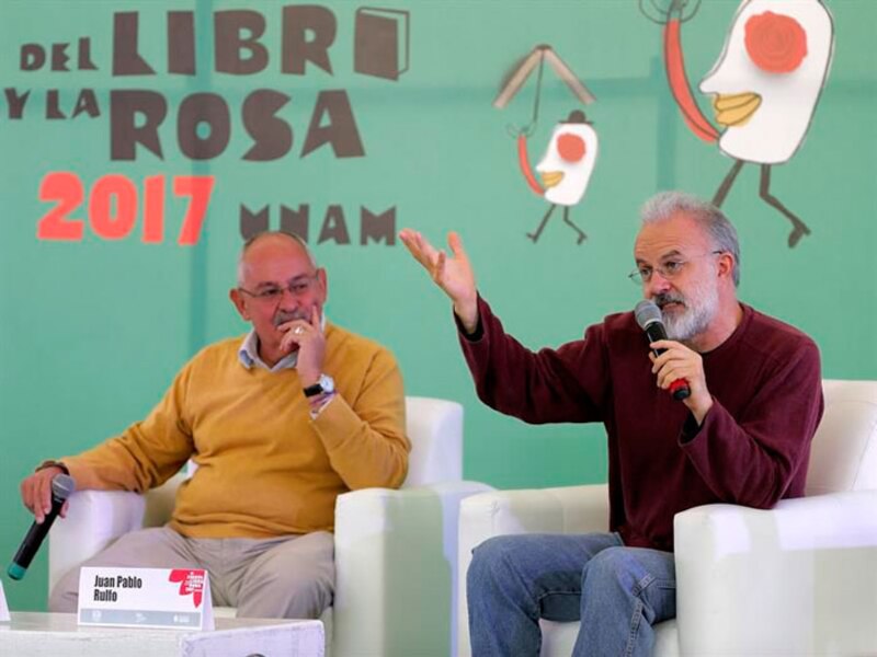 Juan Pablo Rulfo y otro escritor en una conferencia