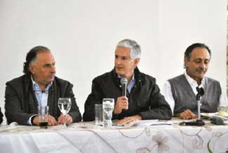 Políticos en una mesa redonda