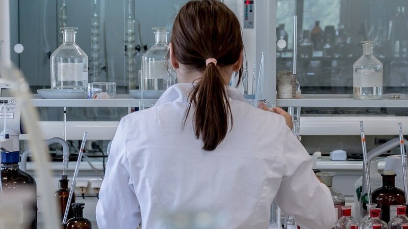 Científica trabajando en un laboratorio