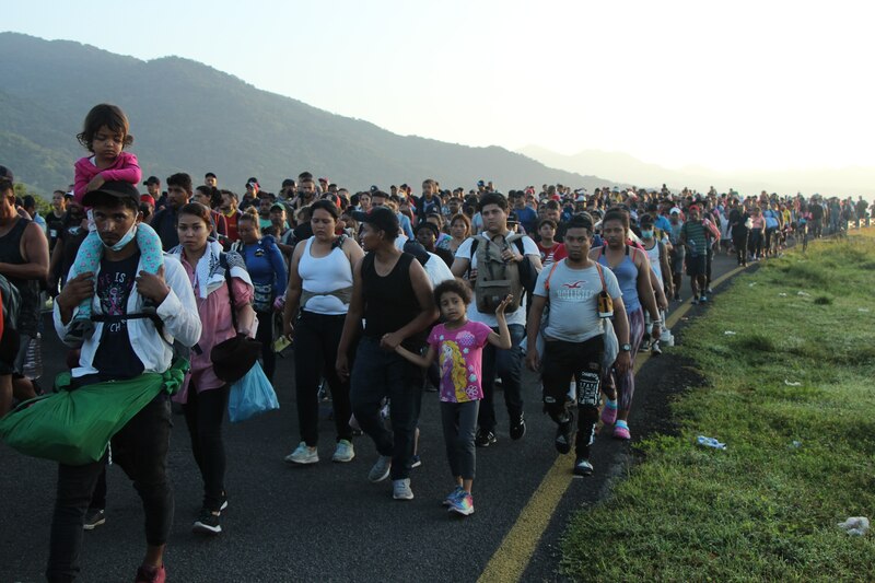 Migrantes caminan en caravana hacia la frontera de Estados Unidos