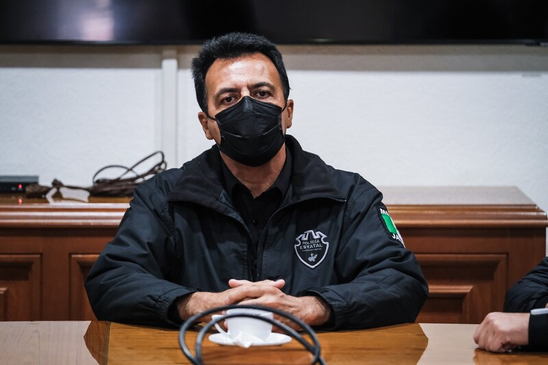 El policía estatal da una conferencia de prensa.