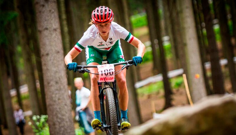 Joven ciclista de montaña en acción