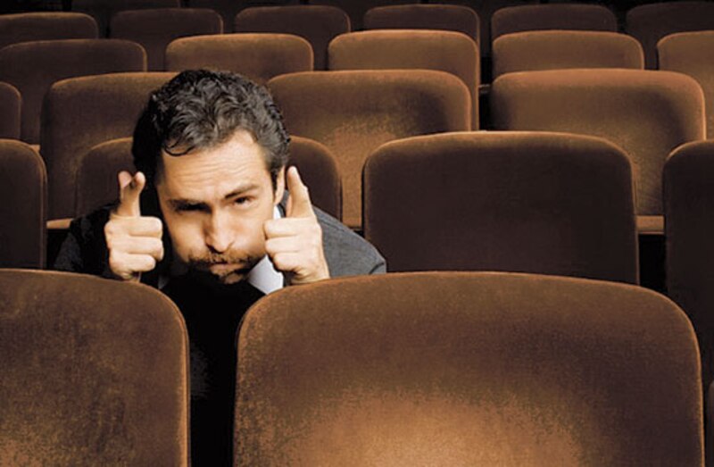 Un hombre solo en un teatro vacío