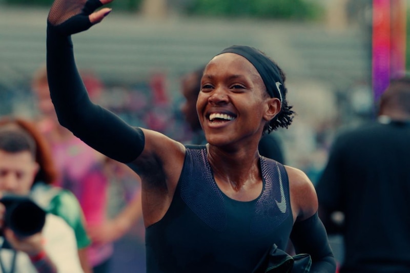 La corredora keniana hizo historia en París con el tiempo más rápido para una milla.