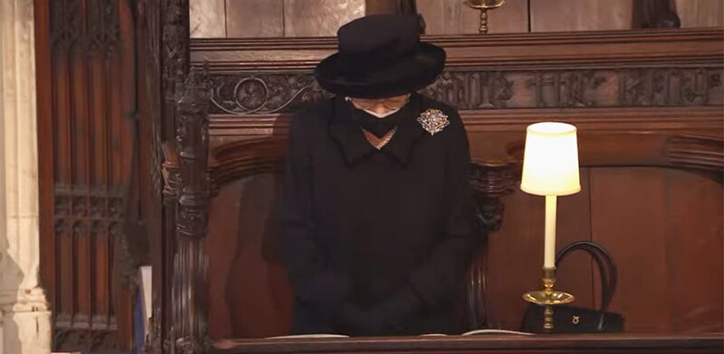 La Reina Isabel II asiste a un servicio religioso en la Capilla de San Jorge en el Castillo de Windsor