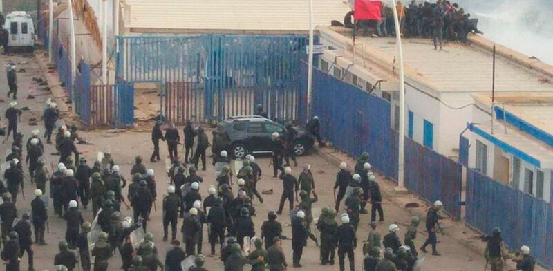 Enfrentamientos entre manifestantes y policías en las calles de una ciudad