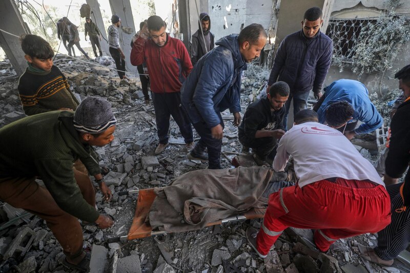 Rescatistas buscan sobrevivientes entre los escombros de un edificio en Gaza