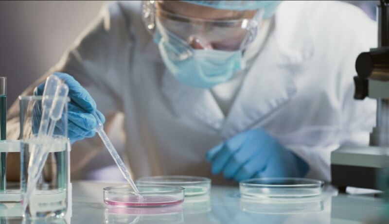 Científico trabajando en un laboratorio