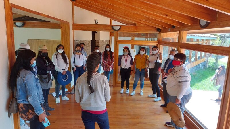 Mujeres indígenas en un museo