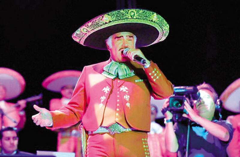 Vicente Fernández cantando en un concierto