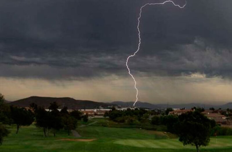 Impresionante imagen de un rayo cayendo en un campo de golf