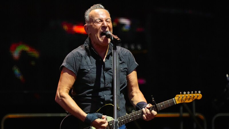 Bruce Springsteen cantando en concierto