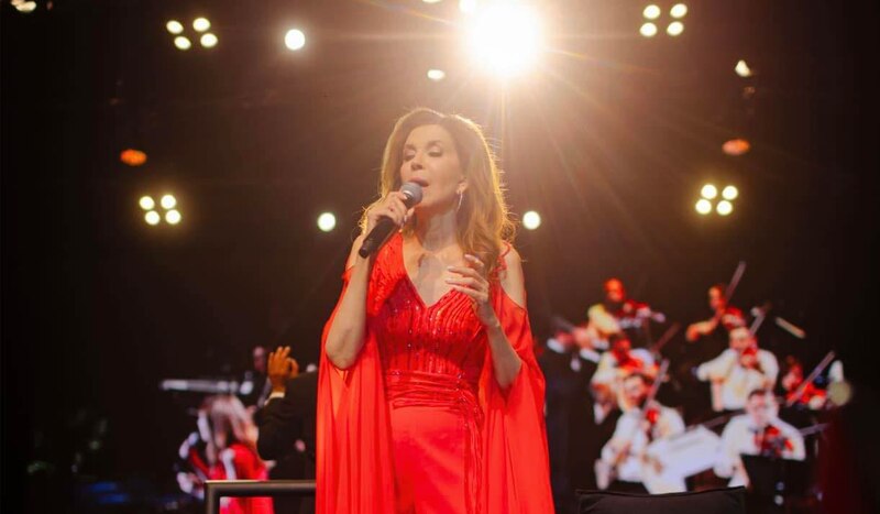 La cantante española Ana Torroja actúa en concierto.