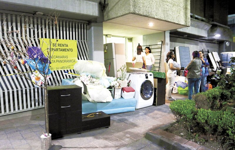 Estudiantes universitarias tiran sus pertenencias a la calle tras desalojo