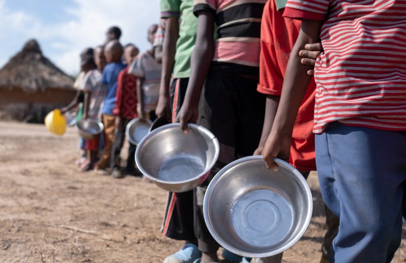 Niños africanos esperando para recibir comida