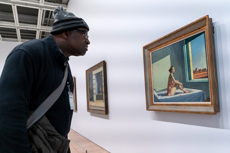 Un hombre mira una pintura de Edward Hopper.