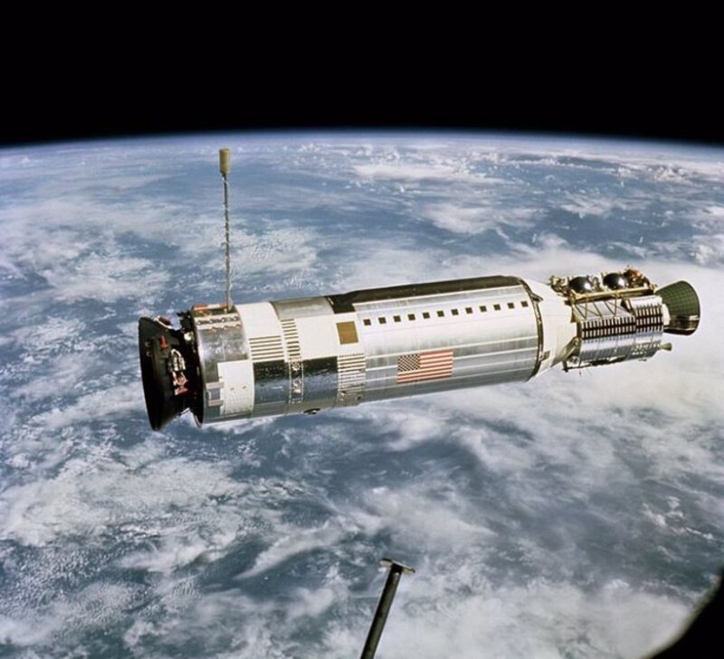 La nave espacial Apolo 11 en órbita alrededor de la Tierra