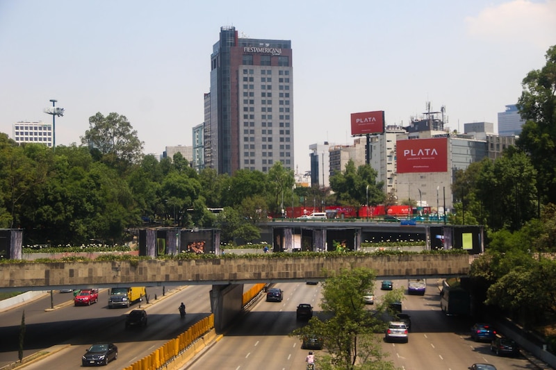 Calles sin tráfico y muy soleado el día; en las calles de Mariano Escobedo y circuito interior en la alcaldía de Miguel Hidalgo.