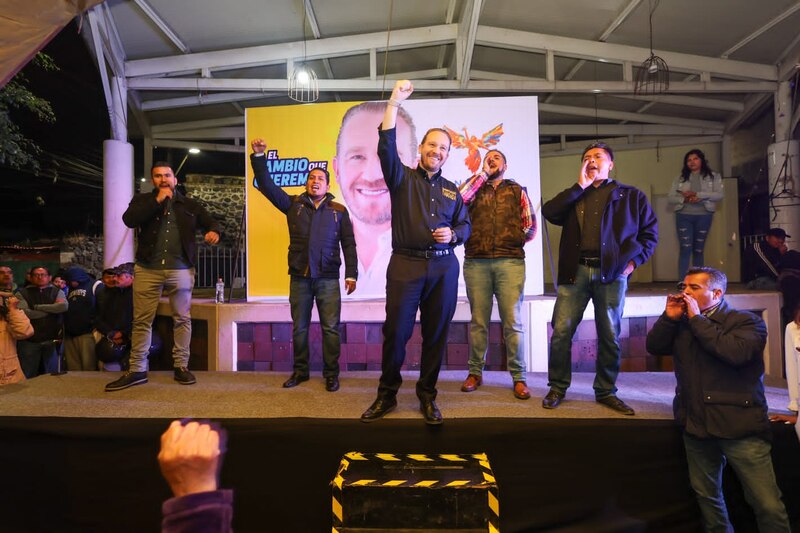 Candidato da un discurso en un mitin político