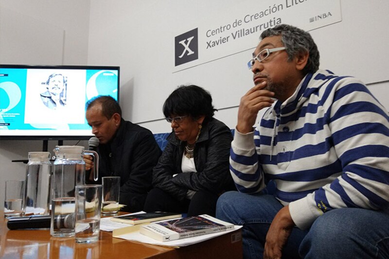 Escritores en una mesa redonda