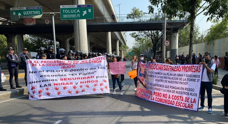 Title: Protesta contra la construcción de una torre en una escuela en México