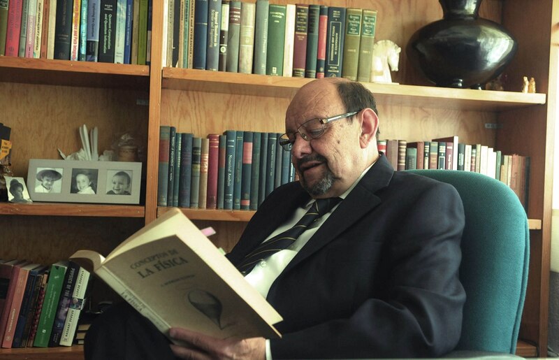 Científico leyendo un libro de física
