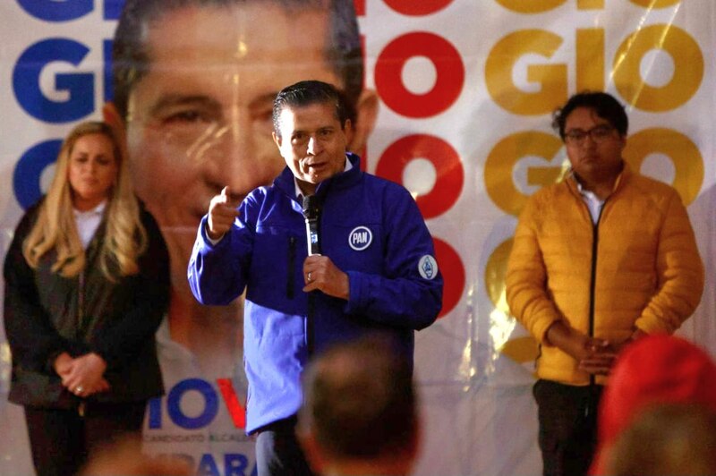El candidato del PAN a la alcaldía de Monterrey, Adrián de la Garza, durante un mitin de campaña.