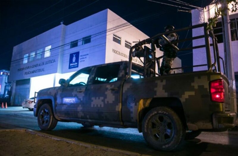 Policías mexicanos resguardan la entrada de una fiscalía