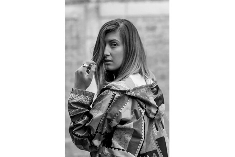 Retrato en blanco y negro de una mujer joven con una chaqueta estampada