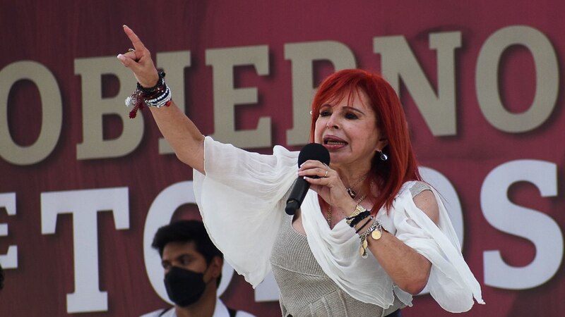 La cantante mexicana Yuridia canta en un concierto.