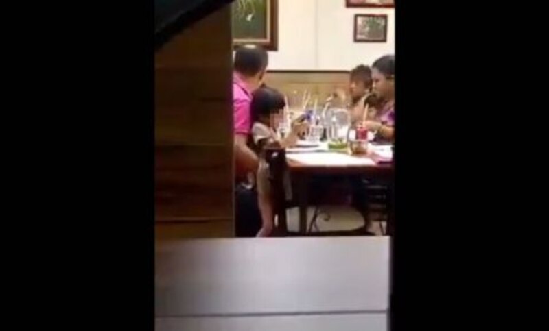 Niña se cae de la silla en un restaurante