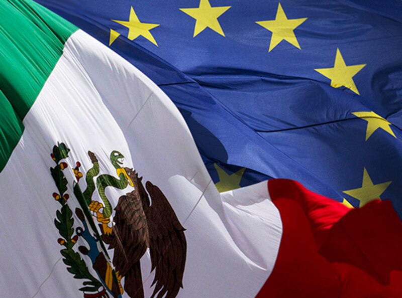 La bandera de México y la bandera de la Unión Europea ondeando juntas.