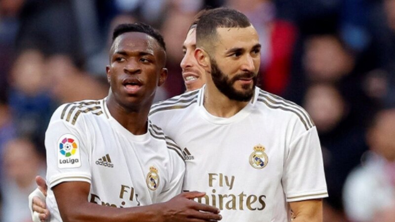 Vinicius y Benzema celebran un gol del Real Madrid