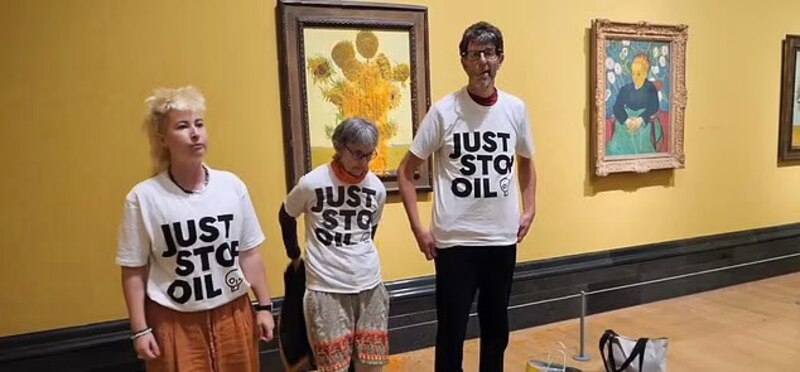 Protestan contra el uso de combustibles fósiles en una galería de arte