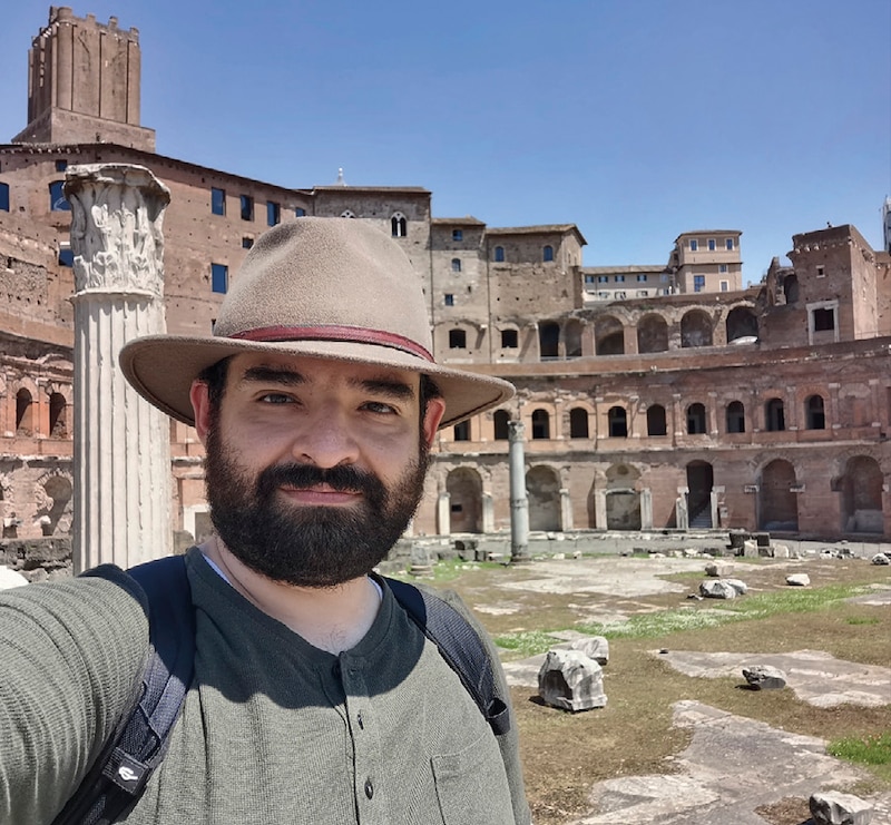 Visitando las ruinas del Foro Romano en Roma, Italia