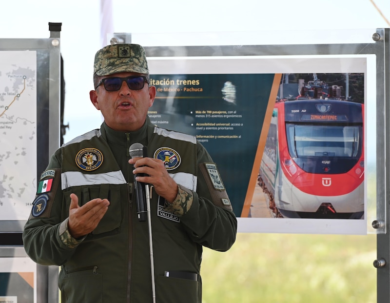 El general de división, ingeniero constructor de Estado mayor, Gustavo Ricardo Vallejo Suárez explica los trabajos de construcción para el tren de pasajeros CDMX-Pachuca, Hidalgo
